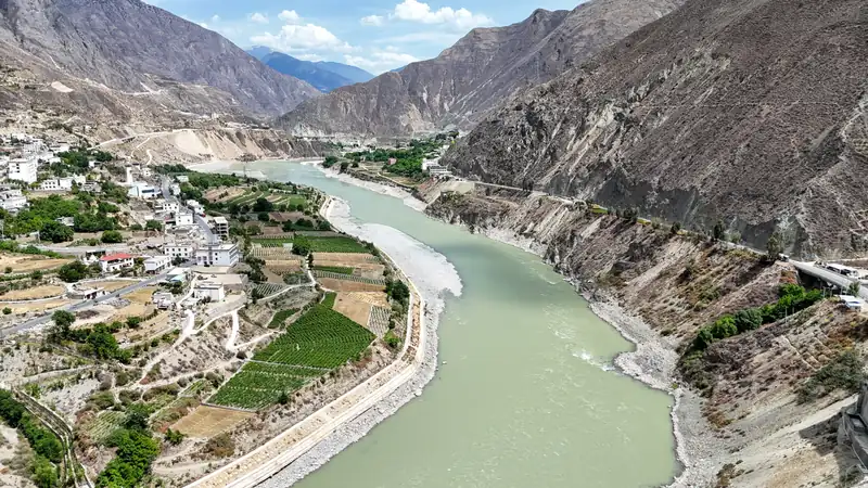 Break the Shangri-La to Deqin drive with a night in Benzilan