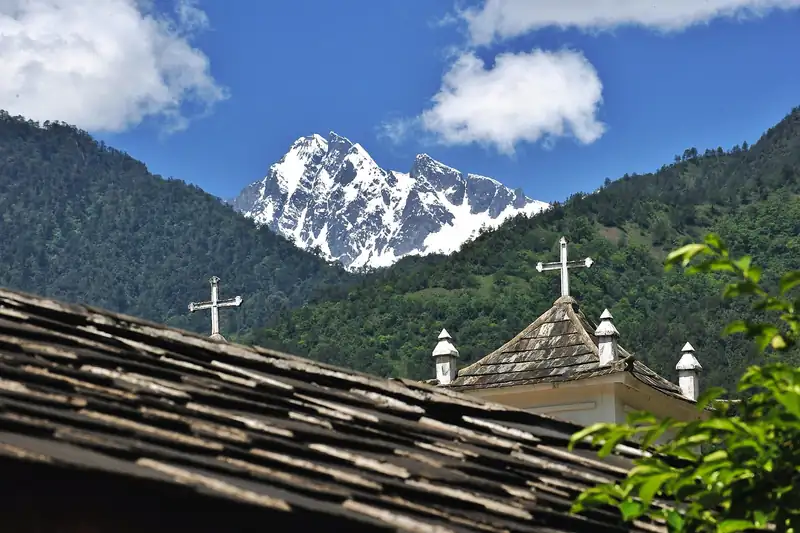Chongding Church and Puhua Temple: two faiths, one morning
