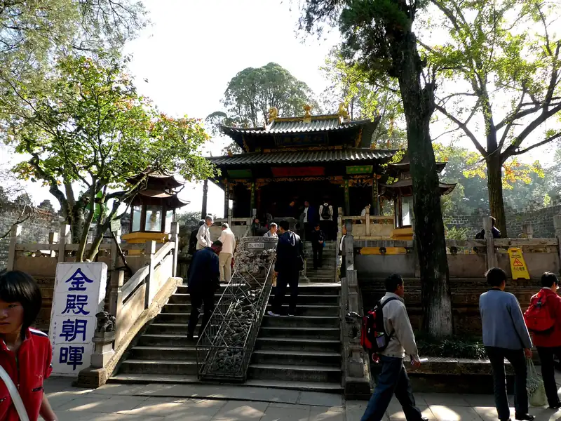 Golden Temple Park: a bronze hall in the forest on Mingfeng Hill
