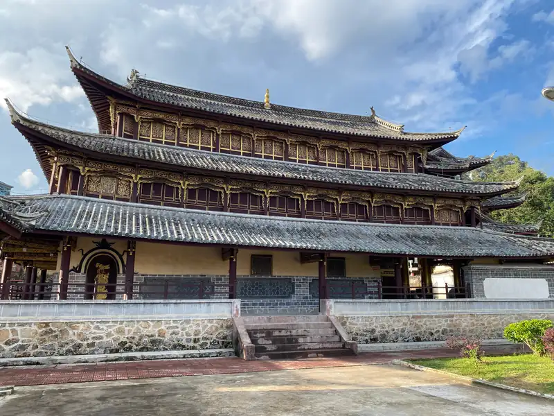Guangyun Temple: Dai Buddhism in a Han-style wooden hall