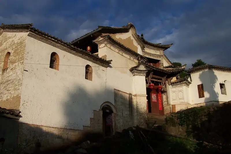 Sleep in Heshun, not Tengchong city, and give it two or three nights