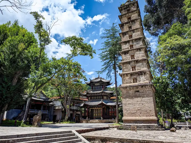 Jianchuan Old Town: Ming streets, painted couplets and a Sunday market