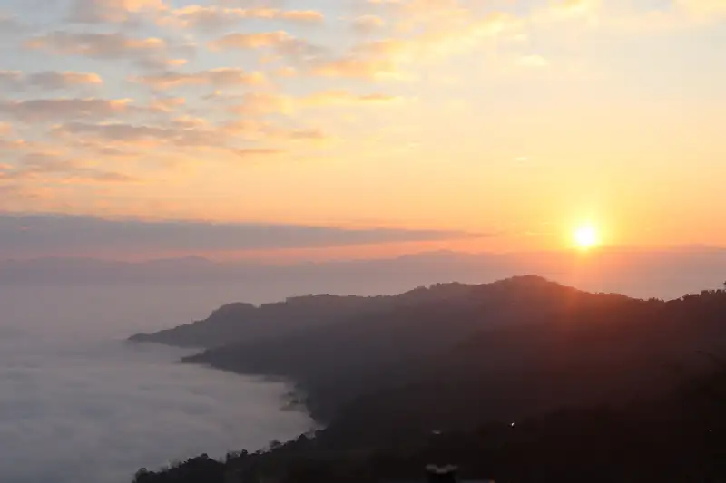Free dawn cloud sea from the slope behind Manghong's octagonal pagoda