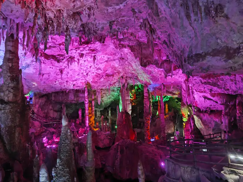 Kawasan Pelancongan Gua Jiuxiang