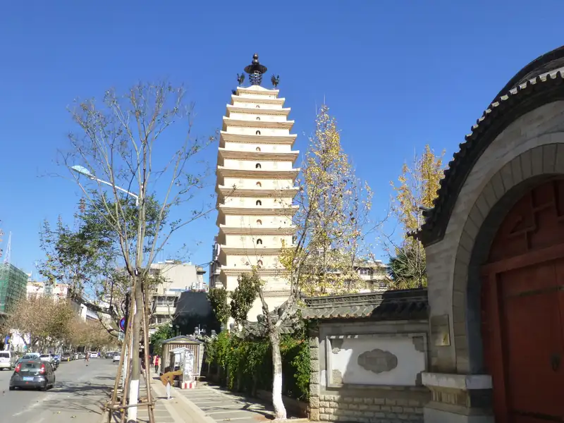 The plane-tree walk: East Pagoda to Xunjin Street