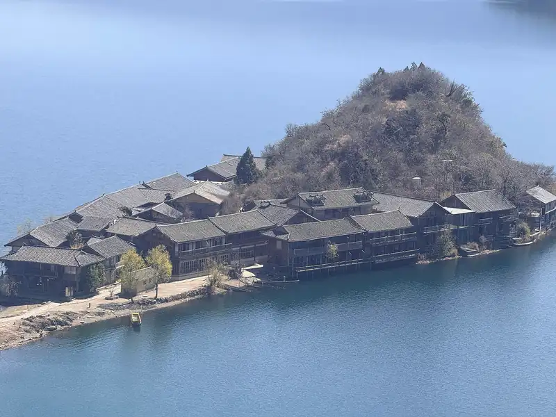 Lige Peninsula, Lugu Lake