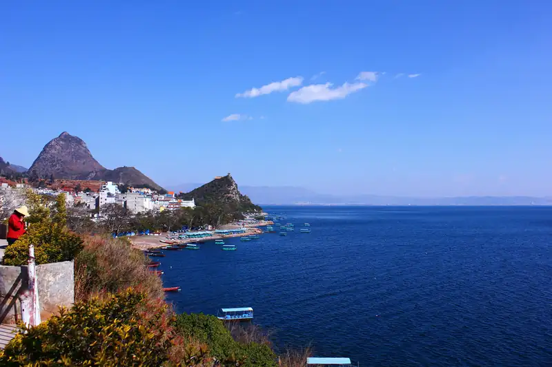 Climb Bijia Hill at Luchong for the classic view along Fuxian