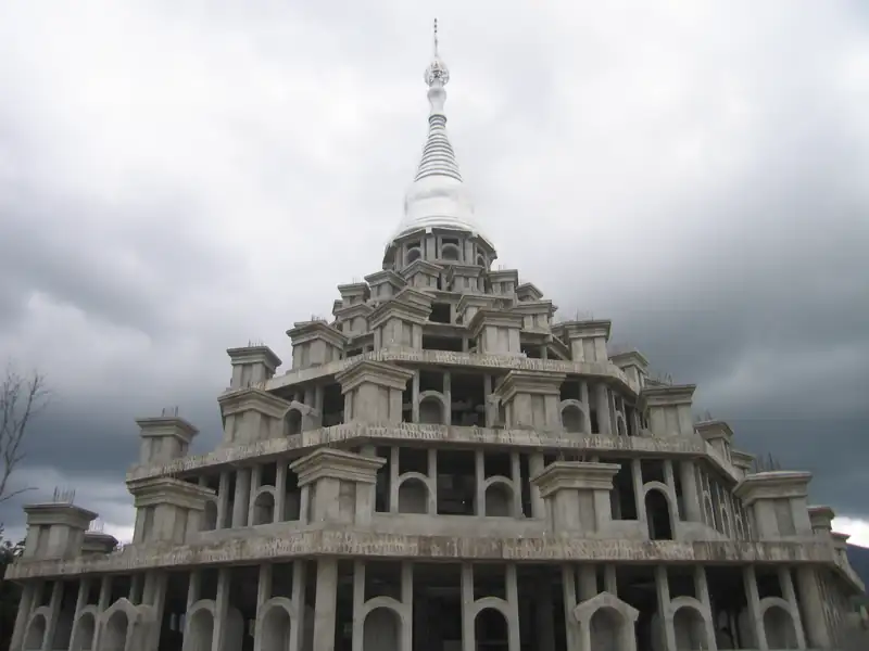 Pagoda Perak Menghuan (Mangshi)