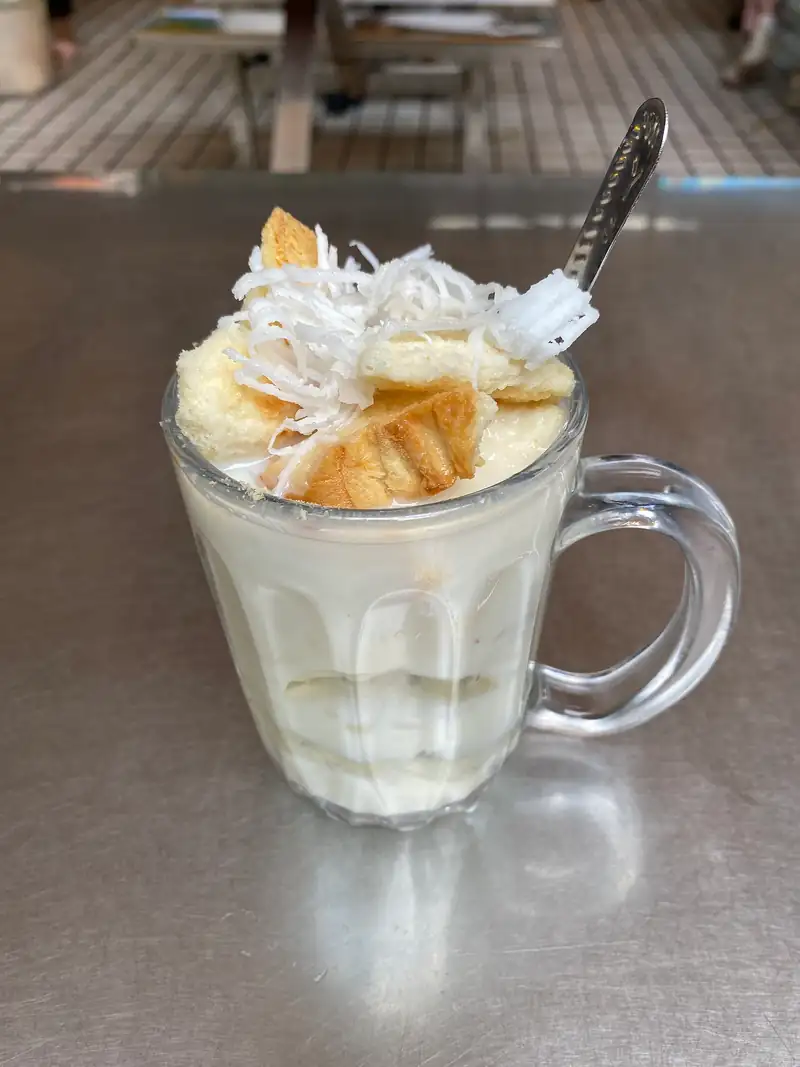 Paoluda: the cold coconut-milk dessert for Jinghong afternoons