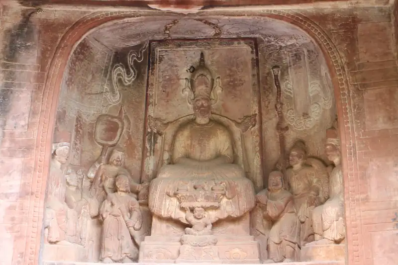 Shibaoshan Grottoes: Nanzhao kings carved in red sandstone