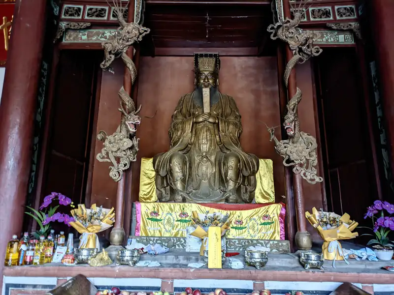 Shiyang, a quiet salt town with a huge Qing bronze Confucius