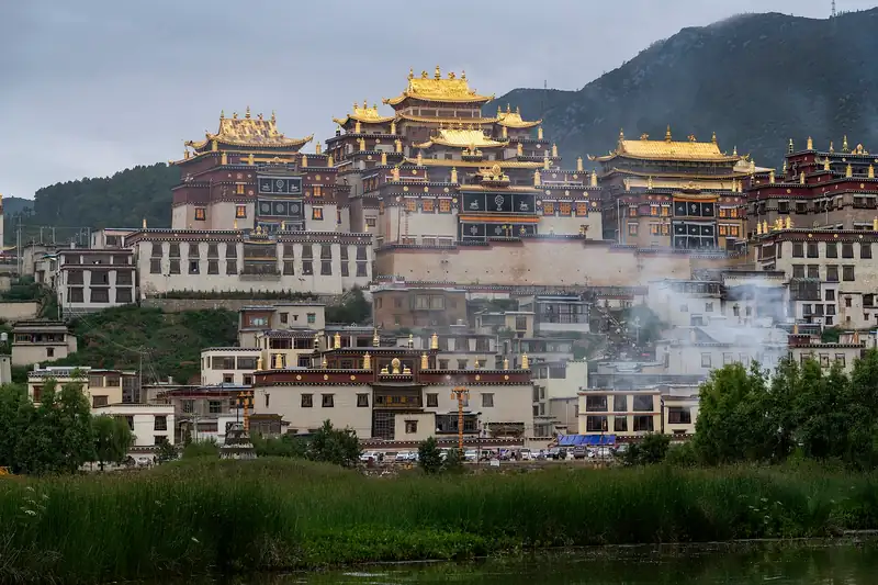 Songzanlin Monastery in the morning, before the groups