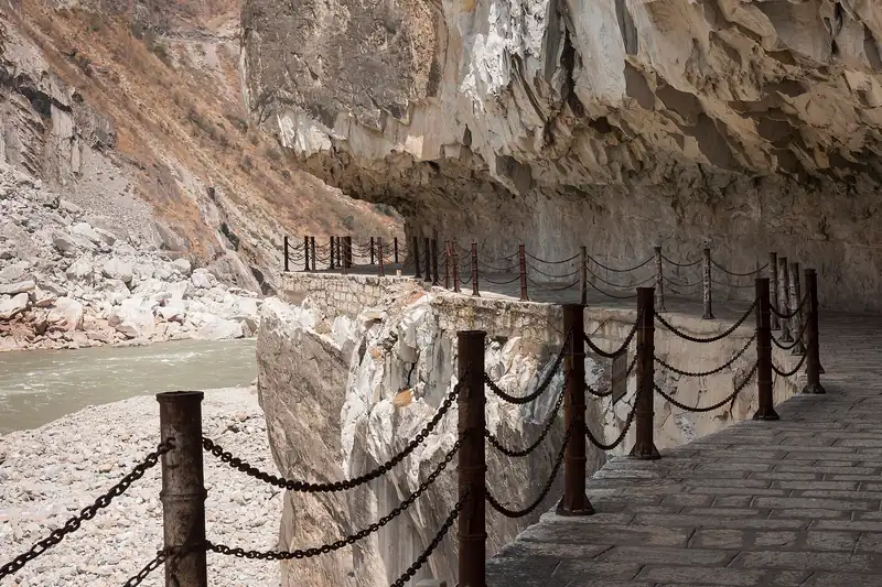 Cliff path in Tiger Leaping Gorge