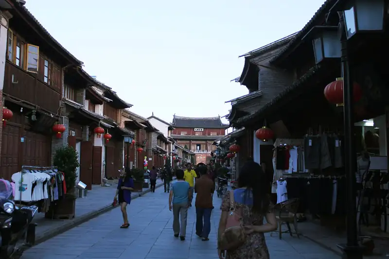 Weishan: breakfast noodles, then a slow walk through a Ming grid town